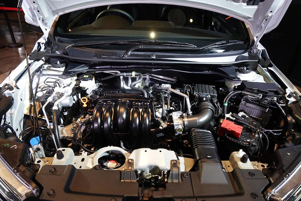 Di balik kap mesin masih menggunakan mesin 1.500 cc DOHC i-VTEC dengan tenaga maksimum 121 PS @ 6.600 rpm dan torsi maksimum 145 Nm @ 4.300 rpm. Tenaga tersebut kemudian disalurkan ke roda depan melalui CVT.
