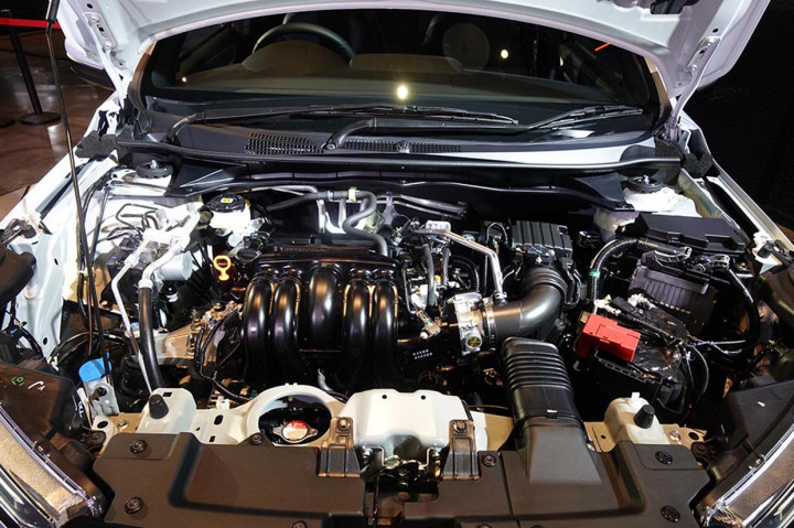 Di balik kap mesin masih menggunakan mesin 1.500 cc DOHC i-VTEC dengan tenaga maksimum 121 PS @ 6.600 rpm dan torsi maksimum 145 Nm @ 4.300 rpm. Tenaga tersebut kemudian disalurkan ke roda depan melalui CVT.