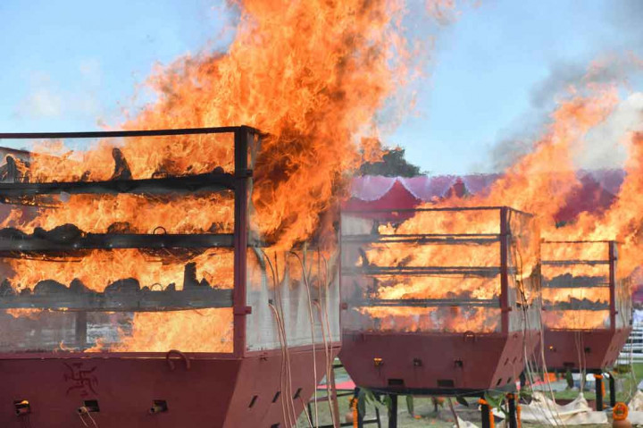 Pemerintah membakar ribuan cula badak tersebut di enam tungku raksasau. Proses pembakaran di Bokakhat, distrik Golaghat Assam, dekat Taman Nasional Kaziranga dan Cagar Alam Harimau (KNPTR).
