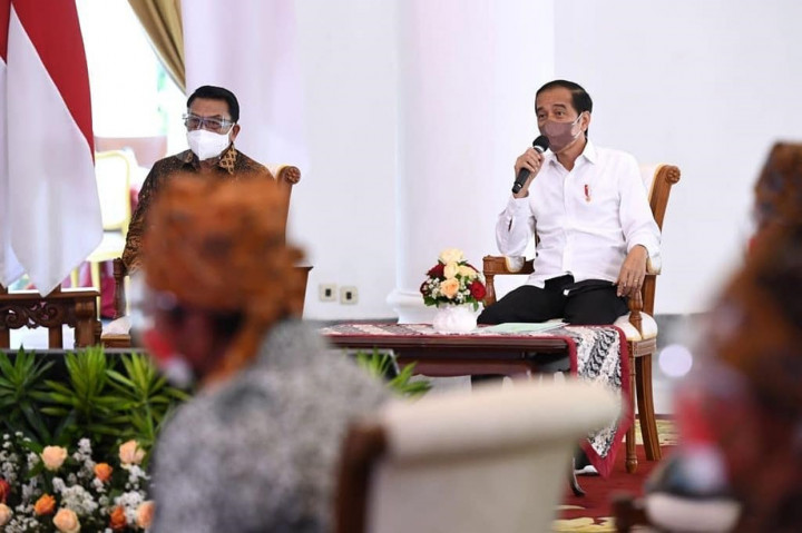 Presiden Joko Widodo (Jokowi) menyerahkan 124.120 sertifikat tanah yang merupakan hasil redistribusi Tanah Objek Reforma Agraria (TORA) di 26 Provinsi dan 127 Kabupaten/Kota.