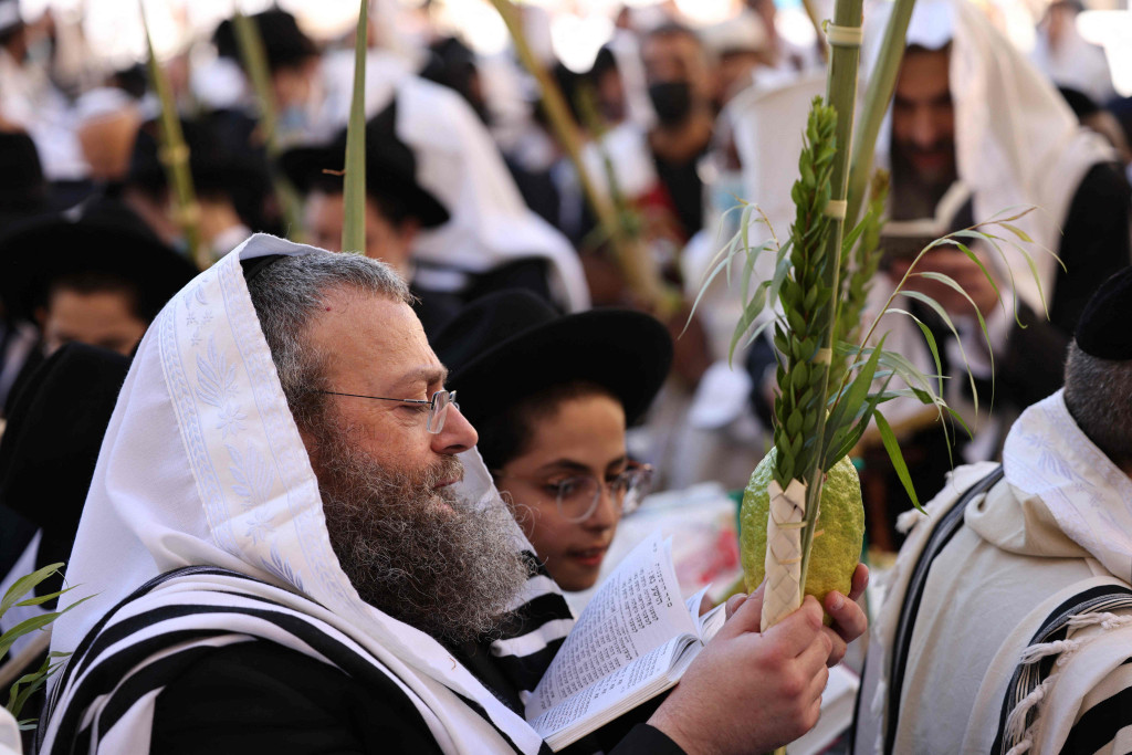 Yahudi Ultra-Ortodoks merayakan hari raya Yahudi Sukkot dengan berdoa di Tembok Barat, situs paling suci di Kota Tua Yerusalem, Rabu, 22 September 2021.