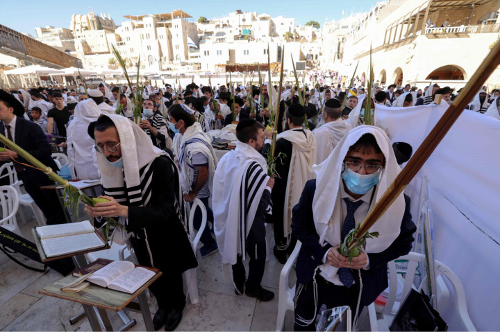 Hari Raya Pondok Daun atau Sukkot dalam bahasa Ibrani, adalah sebuah Hari Raya Yahudi yang merupakan perayaan pengucapan syukur bagi Israel atas hasil panen yang dirayakan selama tujuh hari pada bulan purnama di antara bulan September dan Oktober.