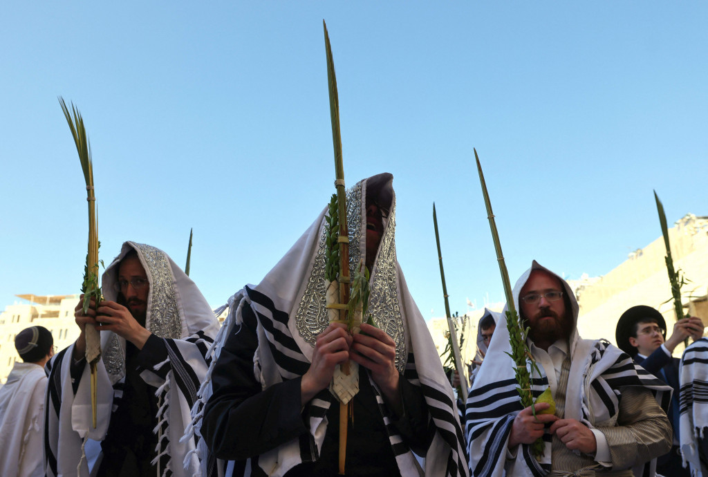Pria Yahudi ultra-ortodoks berdoa selama hari raya Yahudi Sukkot di Tembok Barat, situs paling suci di Kota Tua Yerusalem, Rabu, 22 September 2021.
