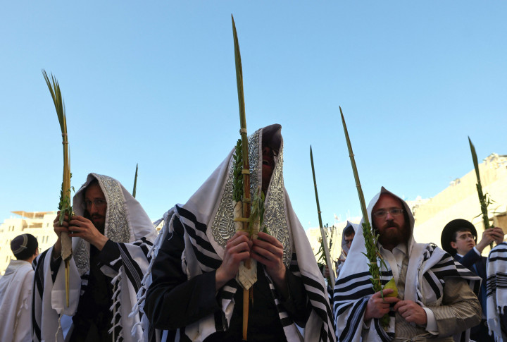 Pria Yahudi ultra-ortodoks berdoa selama hari raya Yahudi Sukkot di Tembok Barat, situs paling suci di Kota Tua Yerusalem, Rabu, 22 September 2021.
