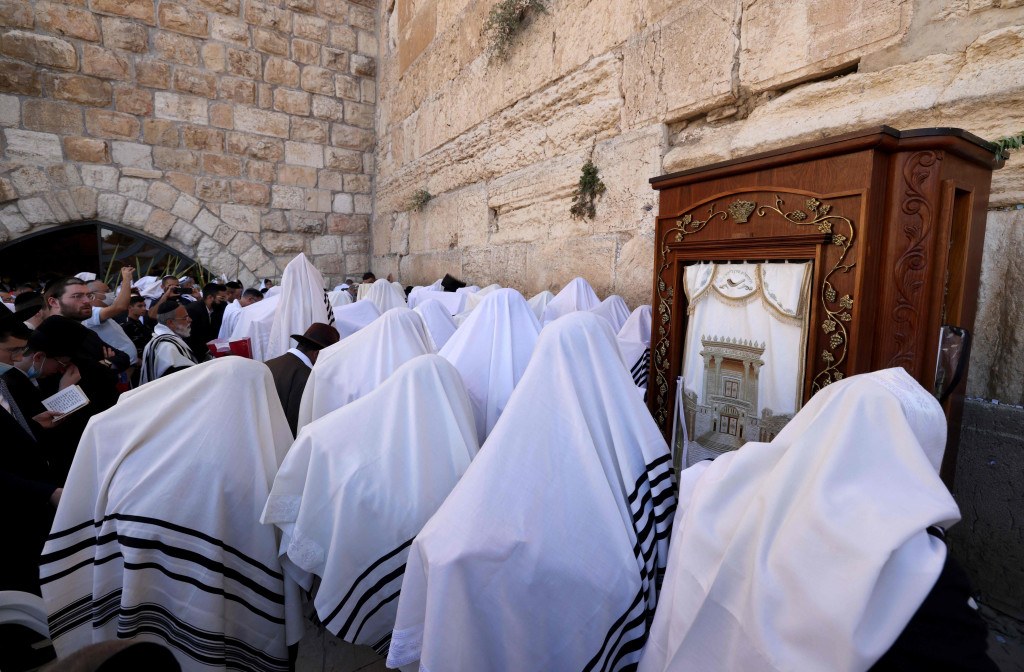 Pondok-pondok tersebut disiapkan untuk menyambut tujuh tamu mistis, yaitu Abraham, Ishak, Yakub, Musa, Harun, Yusuf, dan Daud yang dipercaya akan datang ke pondok yang dibuat itu selama festival tersebut berlangsung.