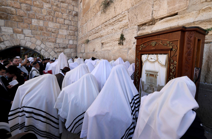 Pondok-pondok tersebut disiapkan untuk menyambut tujuh tamu mistis, yaitu Abraham, Ishak, Yakub, Musa, Harun, Yusuf, dan Daud yang dipercaya akan datang ke pondok yang dibuat itu selama festival tersebut berlangsung.