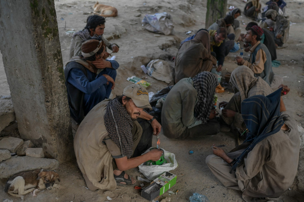 Pecandu narkoba duduk di pinggir jalan saat mereka mengonsumsi narkoba di Kabul, Afghanistan, Selasa, 21 September 2021.