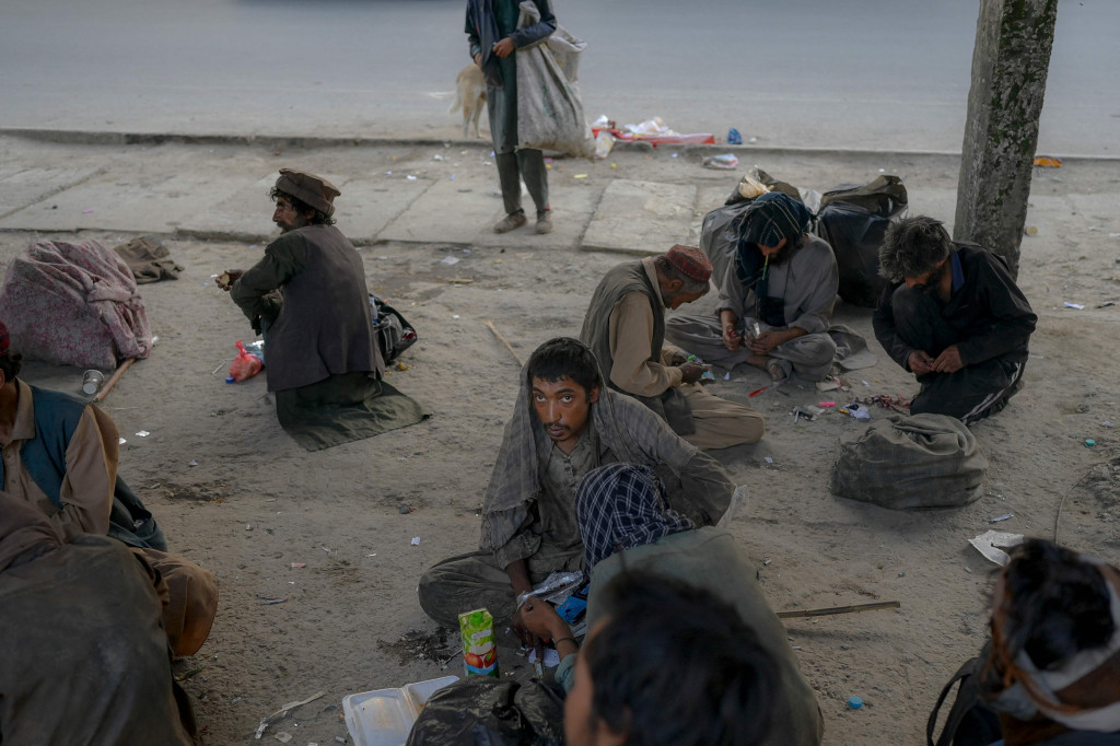 Para pecandu ini tampak dengan bebas mengonsumsi narkoba di depan umum.