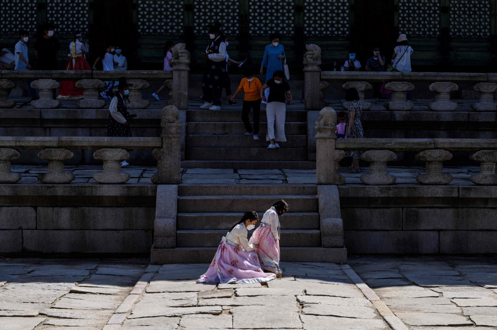 Sejumlah warga Korea Selatan merayakan Liburan Chuseok dengan mengunjungi Istana Gyeongbok di Seoul, Korea Selatan.