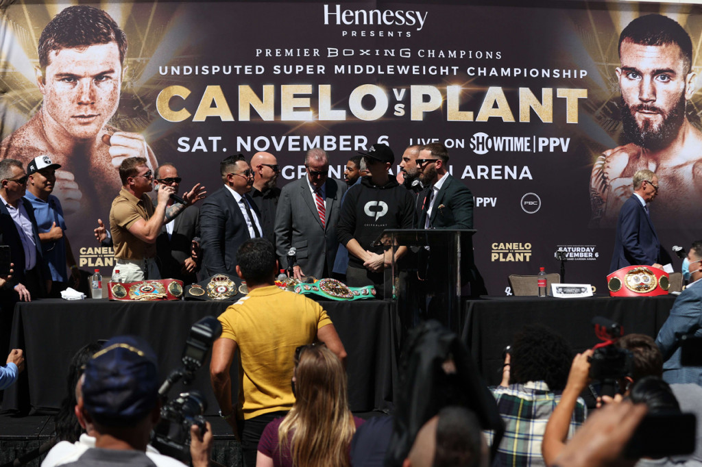 Berlangsung di Hotel Beverly Hilton, California, kedua petarung itu melakukan sesi jumpa pers, Selasa, 21 September 2021, waktu setempat. Duel Canelo Alvarez vs Caleb Plant dijadwalkan akan main pada 6 November mendatang di MGM Grand Garden Arena, Nevada, Amerika Serikat.