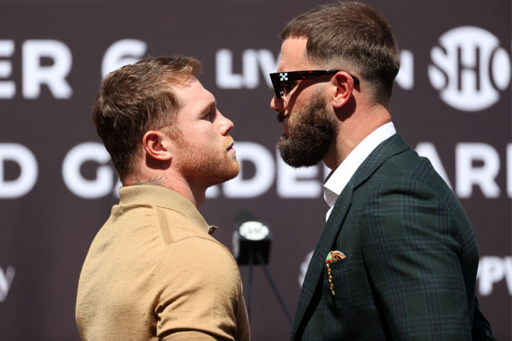 Setelah jumpa pers, seperti biasa diadakan sesi face to face. Canelo Alvarez dan Caleb Plant saling bertatapan.