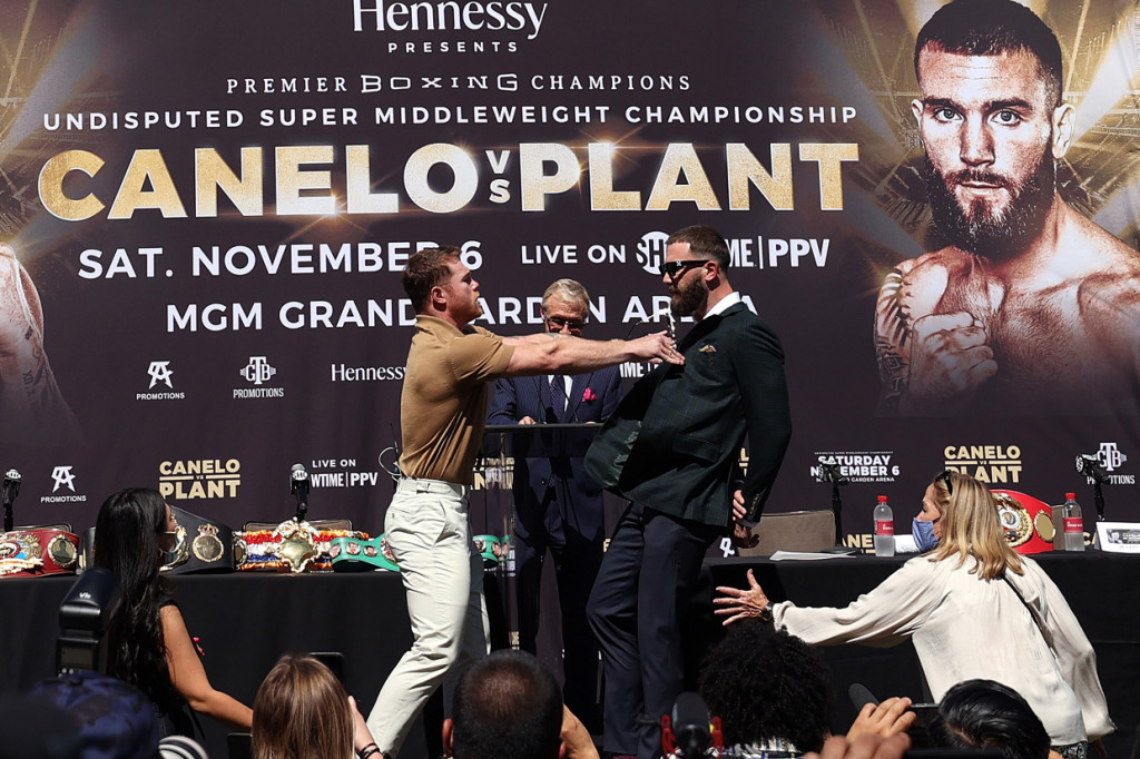Setelah hampir 30 detik saling melihat, dua juara dunia tinju itu pun beradu kata. Canelo Alvarez lantas mendorong Plant.