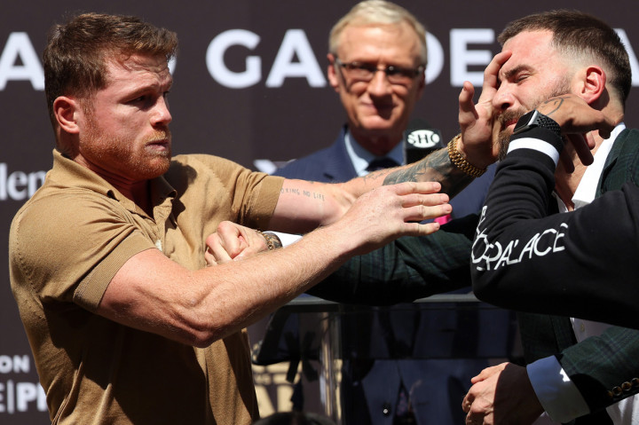 Sempat terdorong ke belakang, Plant dengan santai kembali mendekati Canelo dan melepaskan pukulan. Keduanya saling bertukar pukulan sebelum segera dilerai petugas keamanan.