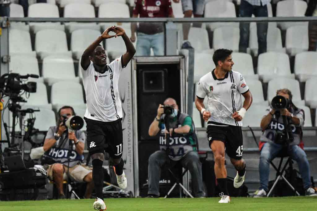 Namun lima menit kemudian Spezia dapat membalas lewat tembakan Emanuel Gyasi. Skor 1-1 bertahan hingga jeda.