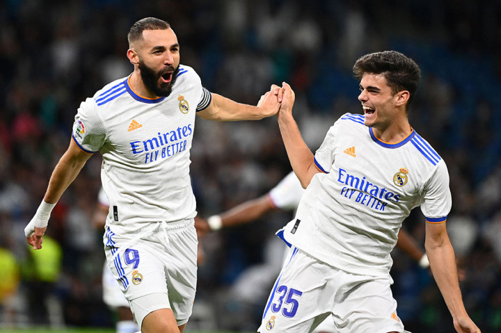 Los Blancos sudah tancap gas sejak pertandingan dimulai dan berhasil membuka keunggulan saat laga baru berjalan tiga menit.

Diawali kesalahan lini belakang Mallorca, bola yang dikuasai Josep Gaya mampu direbut Karim Benzema dan langsung menuju gawang sebelum menaklukkan Manolo Reina lewat tendangan jarak dekat. Skor 1-0 untuk tim tuan rumah.