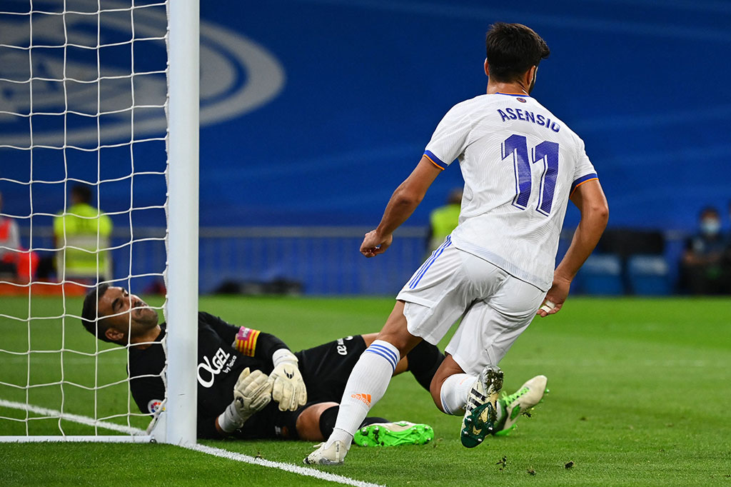 Madrid berhasil mencetak gol kedua pada menit ke-24 lewat Marco Asensio usai menyambar bola muntah hasil umpan silang Rodrygo yang gagal diamankan dengan baik oleh Reina. Kedudukan menjadi 2-0. Namun Semenit kemudian Mallorca berhasil memperkecil ketertinggalan lewat tembakan Lee Kang-In.