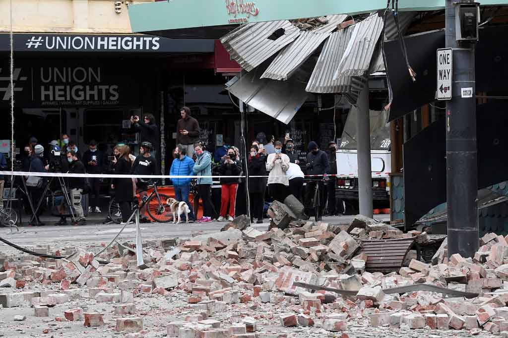 Gempa dangkal bermagnitudo 5,9 mengguncang dekat Melbourne, Australia tenggara pada Rabu, 22 September 2021 pagi. Gempa mengguncang bangunan, merobohkan tembok, dan membuat warga yang panik berlarian ke jalanan.