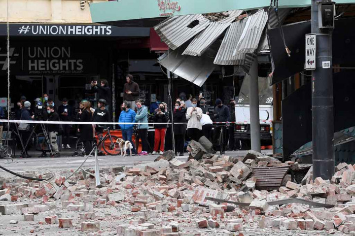 Gempa dangkal bermagnitudo 5,9 mengguncang dekat Melbourne, Australia tenggara pada Rabu, 22 September 2021 pagi. Gempa mengguncang bangunan, merobohkan tembok, dan membuat warga yang panik berlarian ke jalanan.