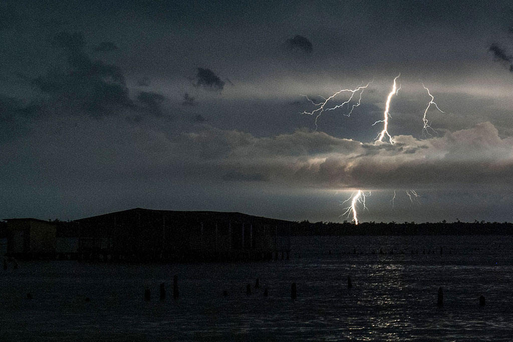 Kilatan api satu demi satu menerangi permukiman rumah panggung di mana Sungai Catatumbo mengalir ke Danau Maracaibo, Venezuela, ibu kota petir dunia.