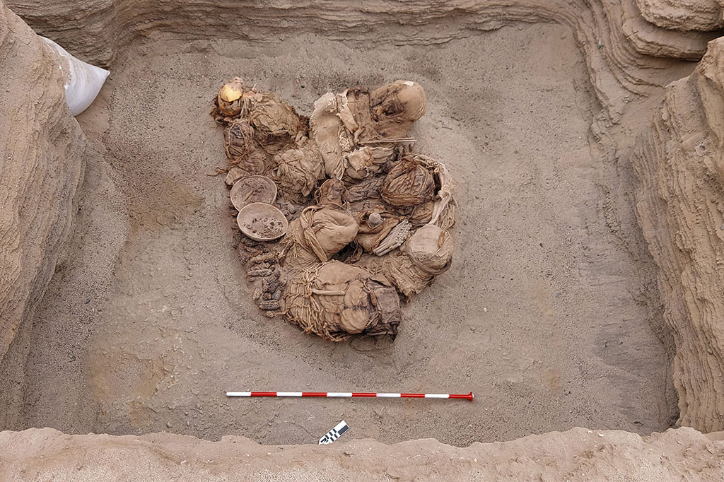 Jenazah orang dewasa dan anak-anak itu ditemukan terbungkus bersama bahan tanaman, jagung, piring, dan berbagai alat musik tiup, termasuk seruling, yang ditempatkan di sekitar mereka.