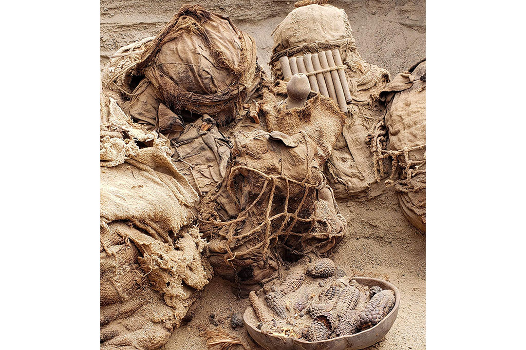 Beberapa jenazah dikubur bersama cangkang kerang di kepala mereka, dan memiliki tas yang berisi daun koka, yang secara tradisional dikunyah sebagai stimulan. 