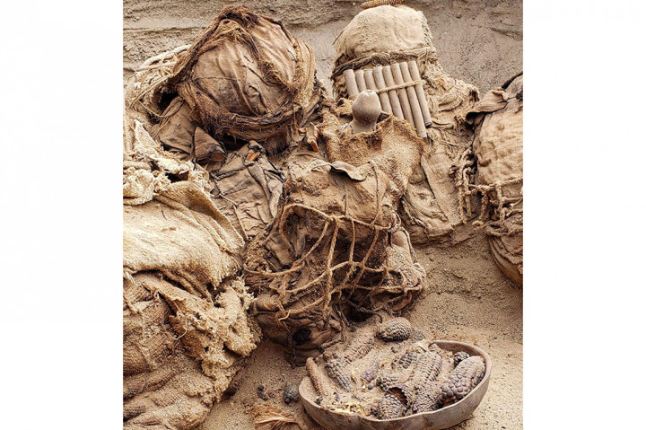 Beberapa jenazah dikubur bersama cangkang kerang di kepala mereka, dan memiliki tas yang berisi daun koka, yang secara tradisional dikunyah sebagai stimulan. 