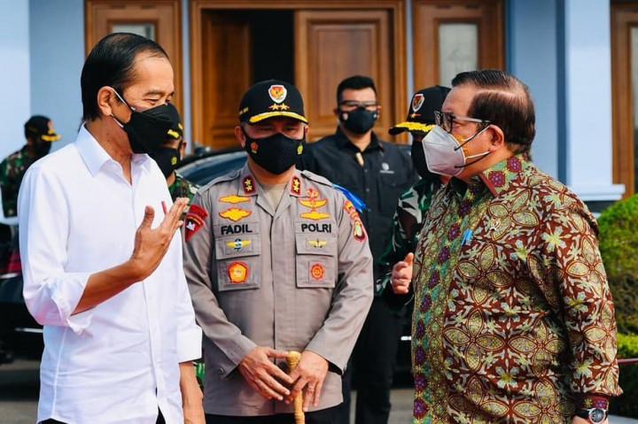 Turut mendampingi Presiden dalam penerbangan menuju Kabupaten Cilacap antara lain Sekretaris Kabinet Pramono Anung, Kepala Sekretariat Presiden Heru Budi Hartono, Sekretaris Militer Presiden Marsda TNI M. Tonny Harjono, Komandan Paspampres Mayjen TNI Tri Budi Utomo, serta Deputi Bidang Protokol, Pers, dan Media Sekretariat Presiden Bey Machmudin.