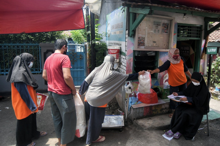 Warga memilah sampah di Bank Sampah 68, RT 06/RW 08, Kelurahan Kebagusan, Pasar Minggu, Jakarta, Kamis, 23 September 2021.