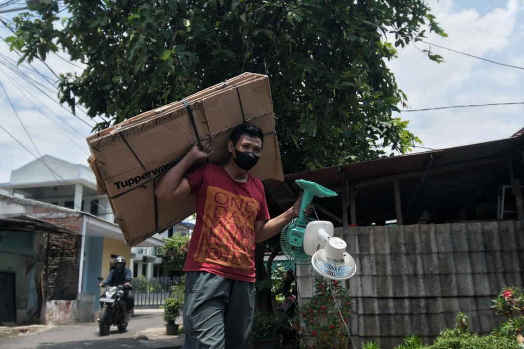 Warga saat akan mengumpulkan sampah di Bank Sampah 68, RT 06/RW 08, Kelurahan Kebagusan, Pasar Minggu, Jakarta, Kamis, 23 September 2021.