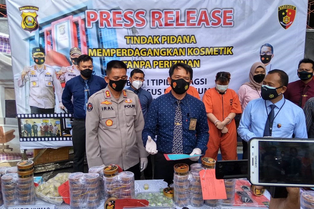 Rilis ungkap kasus perdagangan kosmetik ilegal tanpa izin edar dari Balai Besar Pengawasan Obat dan Makanan (BPOM) RI di Mapolda Sumsel, Kamis, 23 September 2021.