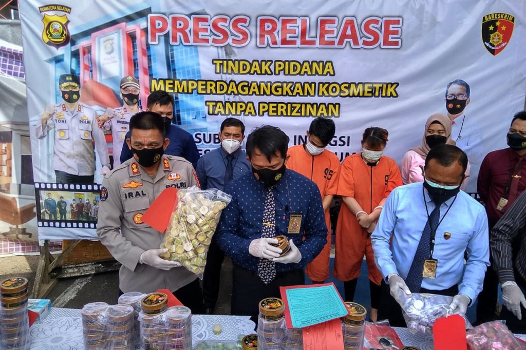 Dalam kasus ini polisi mengamankan dua orang pasangan suami istri yakni Linda Astika dan Supriadi.