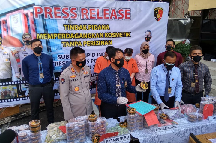 Kepolisian Daerah Sumatra Selatan berhasil mengungkap perdagangan kosmetik ilegal tanpa izin edar dari Balai Besar Pengawasan Obat dan Makanan (BPOM) RI.