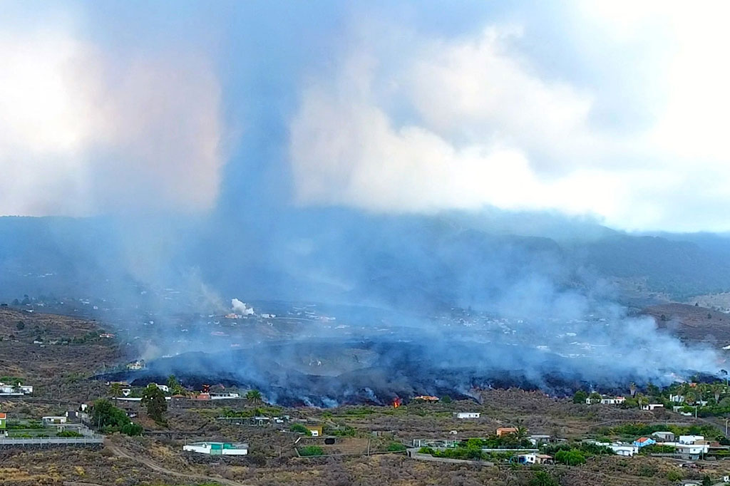 Gunung Berapi Cumbre Vieja, yang meletus pada Minggu, 20 September 2021 melintasi punggung bukit di selatan La Palma, salah satu dari tujuh pulau yang membentuk Kepulauan Canary, kepulauan Atlantik Spanyol yang terletak di lepas pantai Maroko.