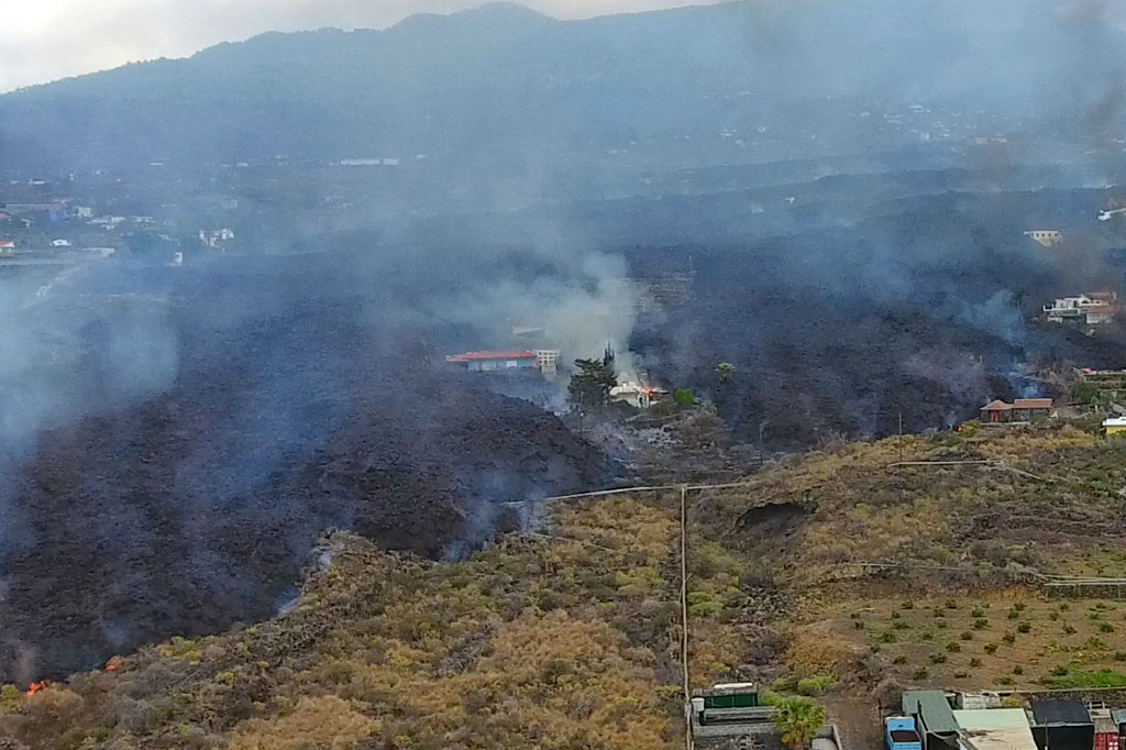 Para ahli memperkirakan skala kerusakan akan meningkat dalam beberapa jam mendatang ketika massa batu putih-panas yang bergerak lambat namun tak terhentikan, meluncur menuju pantai barat pulau itu.