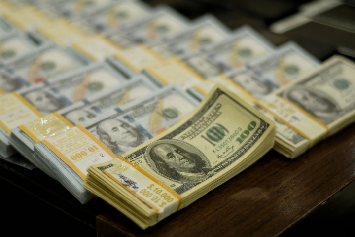 Dalam kasus ini polisi juga mengamankan sejumlah barang bukti di antaranya 48 lak dollar AS palsu, 110.138 lak rupiah, ponsel, printer, komputer, hingga mobil.