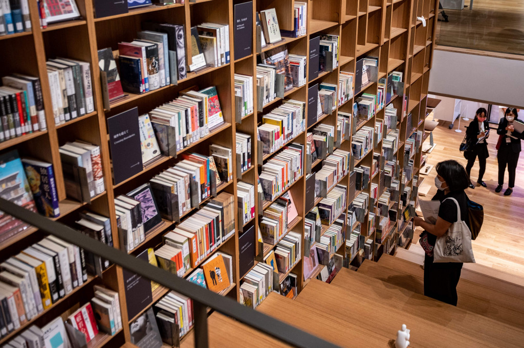 Selain itu, terdapat sebuah kafe yang dikelola oleh para mahasiswa yang menyajikan kopi roasting gelap kesukaannya.