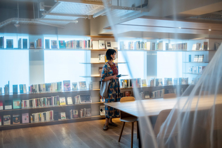 Perpustakaan Haruki Murakami yang akan dibuka pada 1 Oktober 2021 di Universitas Waseda, almamater Murakami, ini menampilkan replika ruang kerjanya dengan sebuah meja sederhana, deretan rak buku dan sebuah pemutar kaset.