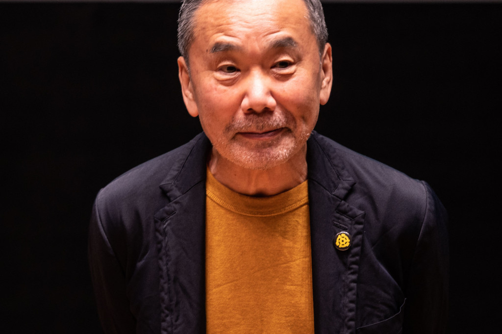 Novelis Jepang Haruki Murakami menghadiri konferensi pers selama pratinjau media Rumah Sastra Internasional Waseda, juga dikenal sebagai Perpustakaan Haruki Murakami, yang dirancang oleh arsitek Jepang Kengo Kuma, di Universitas Waseda di Tokyo pada 22 September 2021. 