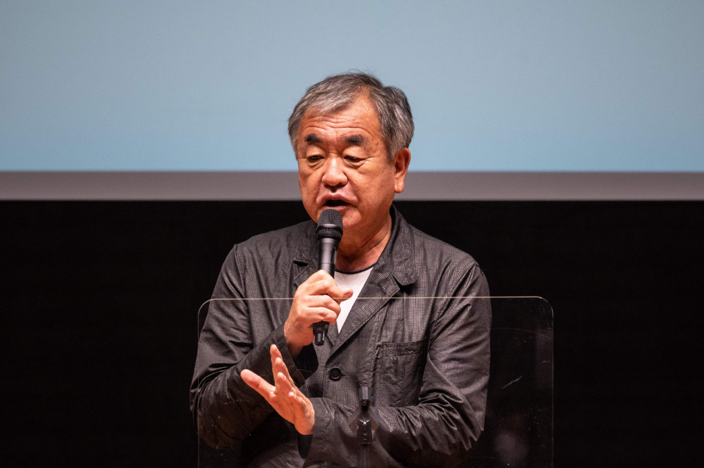 Arsitek Jepang Kengo Kuma berbicara selama konferensi pers sebelum pratinjau media Rumah Sastra Internasional Waseda, juga dikenal sebagai Perpustakaan Haruki Murakami, yang dirancang olehnya, di Universitas Waseda di Tokyo pada 22 September 2021. 