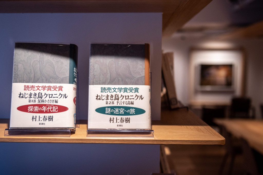 Perpustakaan yang menyimpan karya tulis, kliping dan koleksi rekaman Murakami ini diharapkan akan menjadi tempat penelitian sastra, pertukaran budaya dan tempat nongkrong para penggemarnya.