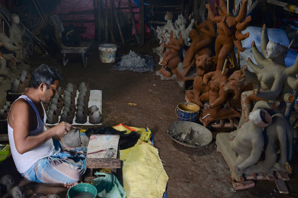 Dewi Laxmi, Saraswati, Dewa Ganesha, dan Kartika yang dianggap anak-anak Dewi Durga juga disembah pada hari peringatan ini. Untuk menghormatinya, orang-orang membangun puja pandal, yakni patung dewa-dewi beragam hiasan dan dalam berbagai ukuran sebagai simbol rasa syukur. 