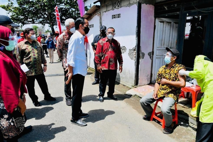 Presiden Joko Widodo melanjutkan kunjungan kerjanya di Cilacap, Jawa Tengah, dengan meninjau kegiatan vaksinasi Covid-19 secara pintu ke pintu bagi masyarakat.