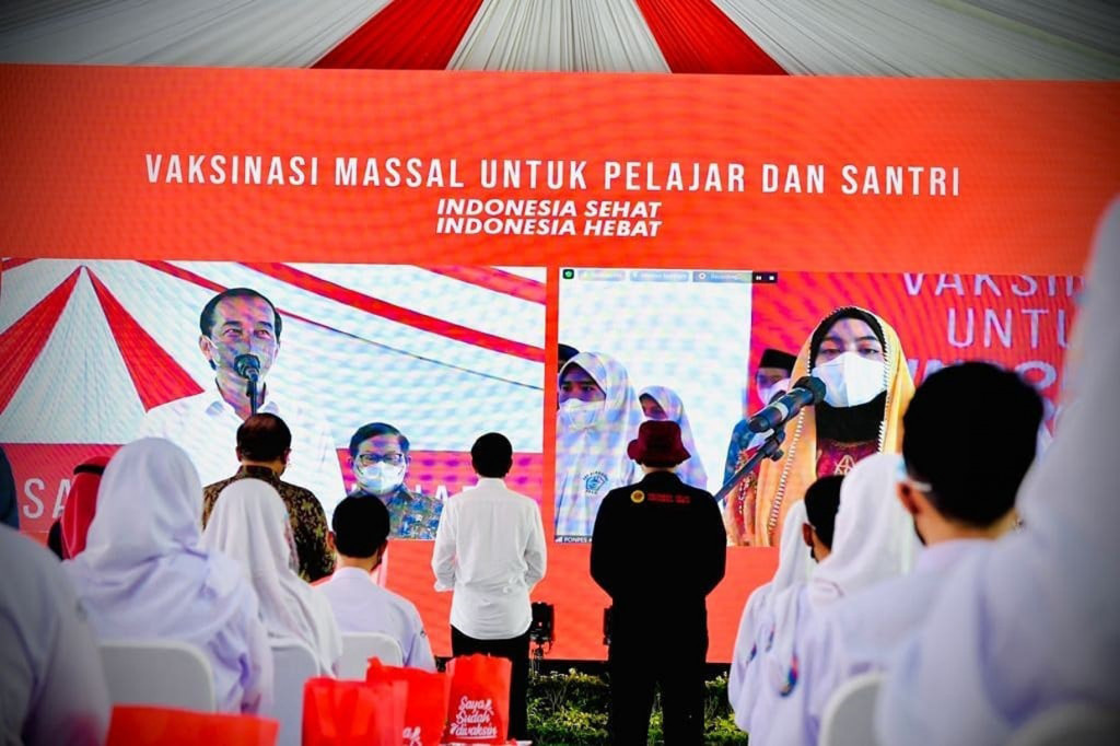 Sebelumnya, Presiden Jokowi juga meninjau kegiatan vaksinasi Covid-19 bagi para pelajar yang digelar di SMA Negeri 2 Kabupaten Cilacap. 