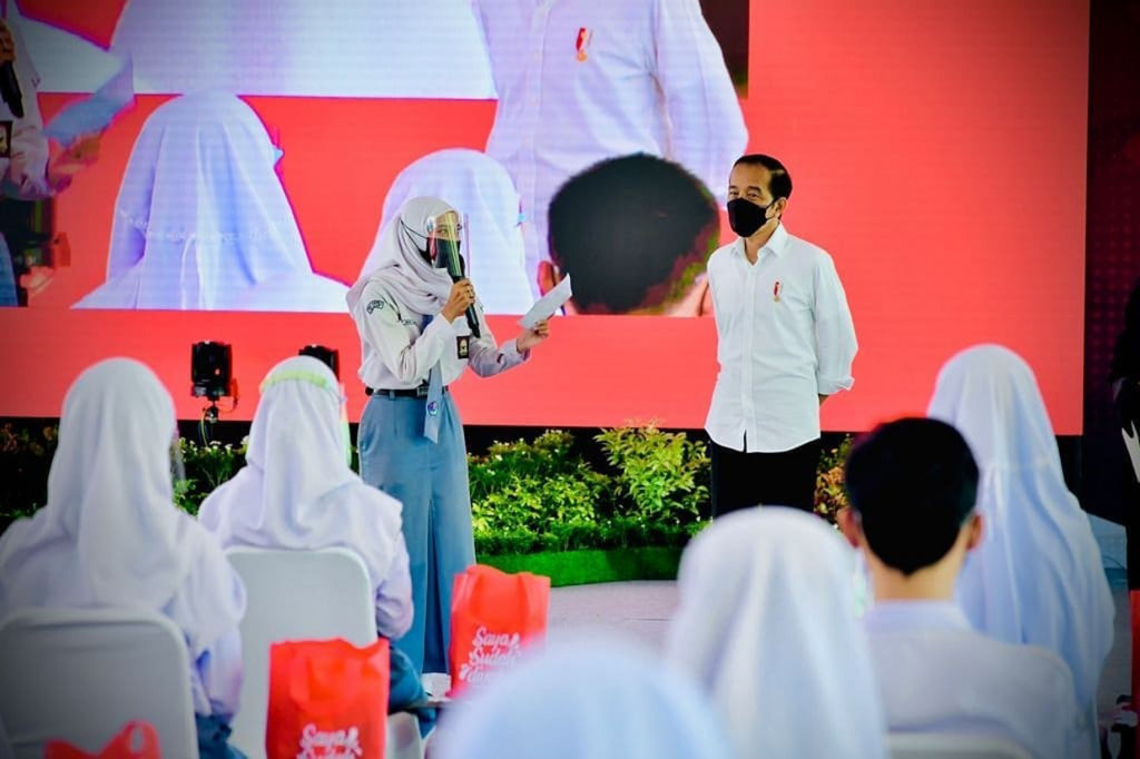 Dalam peninjauan tersebut, Presiden juga menyempatkan diri berinteraksi dengan para peserta vaksinasi di SMAN 2 Cilacap melalui sesi tanya jawab terkait protokol kesehatan Covid-19. Salah satu siswi yang bernama Indri bahkan mendapatkan hadiah sepeda dari Presiden Jokowi setelah membacakan sebuah puisi.