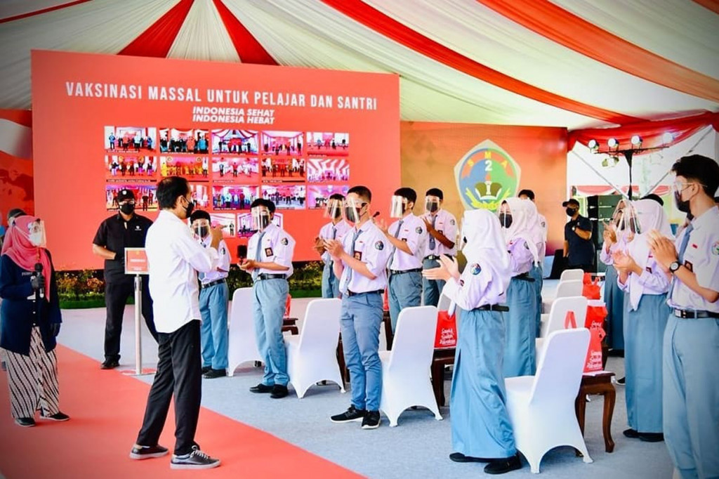 Selain meninjau, Presiden Jokowi turut menyapa para peserta vaksinasi di sejumlah lokasi di seluruh Indonesia melalui konferensi video. Dalam dialognya, Presiden berpesan kepada para pelajar yang telah mendapatkan vaksin minimal dosis pertama untuk kembali melakukan pembelajaran tatap muka (PTM) terbatas namun dengan tetap menerapkan protokol kesehatan yang ketat.