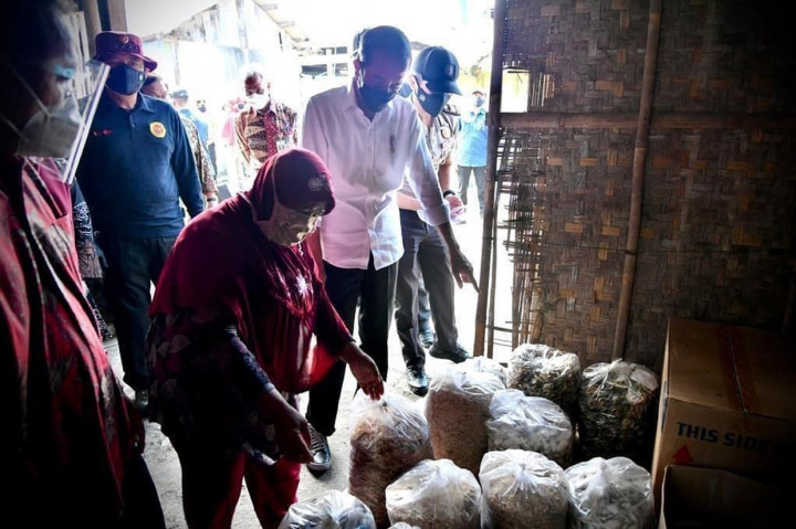 Vaksinasi secara pintu ke pintu di Kampung Nelayan Sentolo Kawat diperuntukkan bagi masyarakat setempat yang berprofesi sebagai nelayan, buruh, maupun pedagang. Melalui kegiatan vaksinasi tersebut, Kepala Negara berharap makin banyak masyarakat yang dapat segera mendapatkan suntikan vaksin.