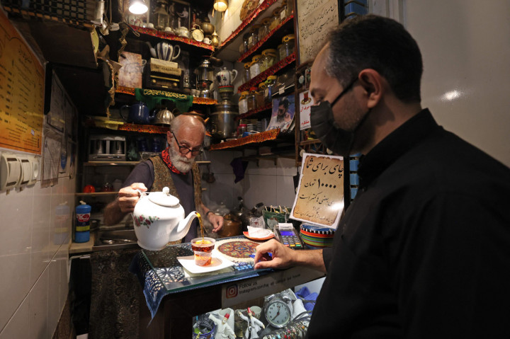 Di sela-sela menuangkan segelas minuman mengepul untuk pelanggannya, Kazem Mabhutian memberi tahu kisah seabad tentang Rumah Teh Haj Ali Darvish dengan bangga.