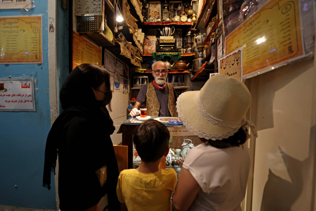 Ini bukan satu-satunya kedai teh di bazaar, tetapi pertama kali dibuka pada tahun 1918, ini jelas merupakan salah satu yang tertua. Dan menurut beberapa orang, itu juga yang terkecil, tidak hanya di pasar tetapi di seluruh dunia.