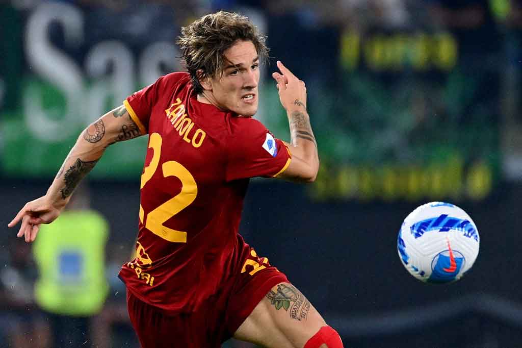 Bermain di kandang sendiri, AS Roma langsung tancap gas saat wasit meniup peluit tanda pertandingan dimulai. Giallorossi nyaris membuka keunggulan saat laga baru berjalan delapan menit lewat sundulan Nicolo Zaniolo. Sayangnya bola masih membentur tiang gawang.
