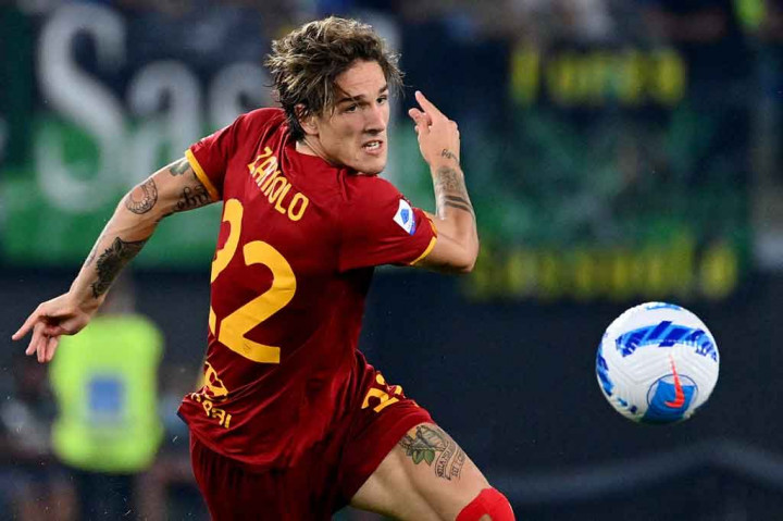 Bermain di kandang sendiri, AS Roma langsung tancap gas saat wasit meniup peluit tanda pertandingan dimulai. Giallorossi nyaris membuka keunggulan saat laga baru berjalan delapan menit lewat sundulan Nicolo Zaniolo. Sayangnya bola masih membentur tiang gawang.